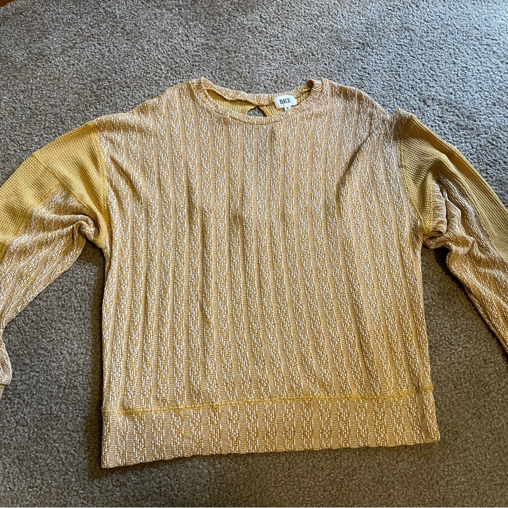 BKE Buckle Yellow/Gold keyhole back sweater